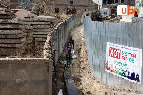 Нийтийн эзэмшлийн талбайг хашаалж, явган хүний замыг хаасан зөрчлийг 14 хоногт арилгуулах мэдэгдэл хүргүүллээ