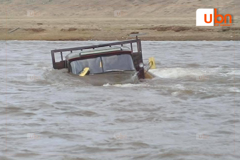 Голд суусан “ЗИЛ-131” машиныг татан гаргажээ