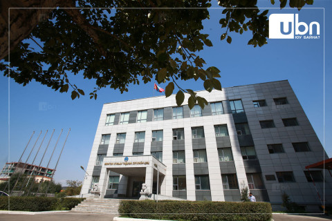 ҮХЦ: “Ерөнхийлөгчөөр 50 хүрсэн, сүүлийн 5-с доошгүй жил эх орондоо байнга оршин суусан, МУ-ын уугуул иргэнийг 6 жилийн хугацаагаар зөвхөн нэг удаа сонгоно“ гэсэн нь ҮХ зөрчсөн эсэхийг хэлэлцэнэ