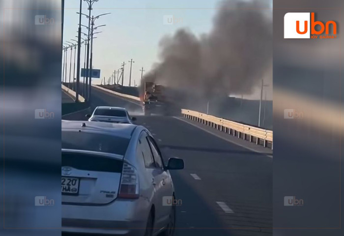 Төв зам дагуу автокраны хөдөлгүүр, дотор кабин хэсэг шатаж байсныг УНТРААЖЭЭ