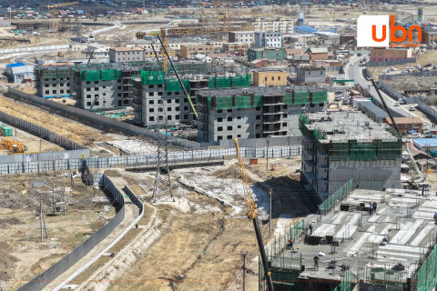 “Сэлбэ 20 минутын хот” төслийн эхний ээлжийн орон сууцны зургаадугаар давхрын угсралтын ажлыг хийж байна