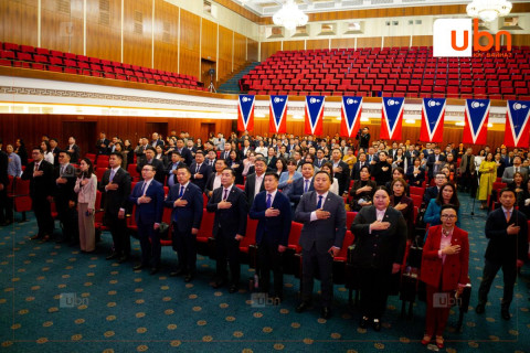 ФОТО: АН-ын ҮБХ-ны хуралдааныг УИХ-ын гишүүн Р.Сэддорж, П.Батчимэг, С.Эрдэнэболд нар даргалж байна
