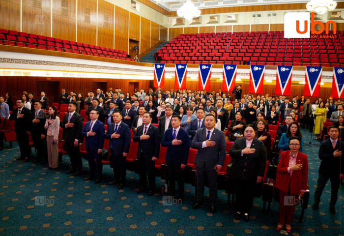 ФОТО: АН-ын ҮБХ-ны хуралдааныг УИХ-ын гишүүн Р.Сэддорж, П.Батчимэг, С.Эрдэнэболд нар даргалж байна