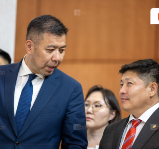 Х.Нямбаатар Б.Энхбаярыг “Могой минь дандаа худлаа баримтгүй зүйл ярьдагаа боль“ гэв
