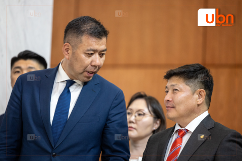 Х.Нямбаатар Б.Энхбаярыг “Могой минь дандаа худлаа баримтгүй зүйл ярьдагаа боль“ гэв