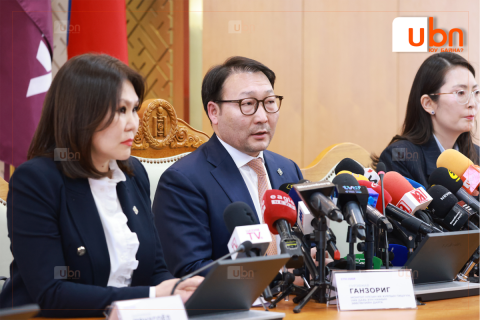 ХҮН намын зөвлөл: “Монгол хүүхэд, залуусыг мэдлэг, ур чадварын хоцрогдолоос чөлөөлье“ стратегийн танилцуулгыг сонсож байна