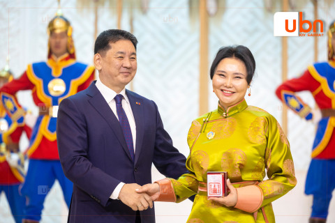 Ерөнхийлөгч У.Хүрэлсүх ээжүүдэд Алдарт эхийн одон гардууллаа