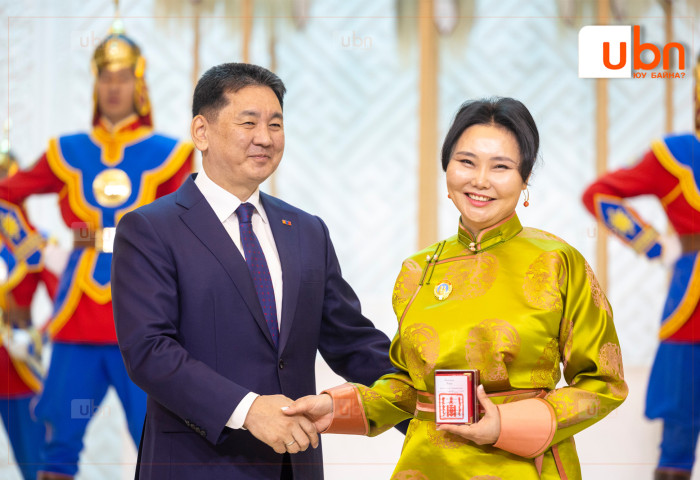 Ерөнхийлөгч У.Хүрэлсүх ээжүүдэд Алдарт эхийн одон гардууллаа