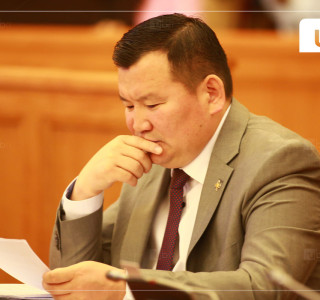 “Ерөнхийлөгчийн бүрэн эрхийн хугацаа 4 жил байна“ гэх заалт Үндсэн хууль зөрчсөн гэх Цэцийн дүгнэлттэй холбогдуулан Л.Мөнхбаатараар ахлуулсан ажлын хэсгийг байгууллаа