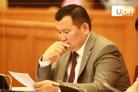 “Ерөнхийлөгчийн бүрэн эрхийн хугацаа 4 жил байна“ гэх заалт Үндсэн хууль зөрчсөн гэх Цэцийн дүгнэлттэй холбогдуулан Л.Мөнхбаатараар ахлуулсан ажлын хэсгийг байгууллаа