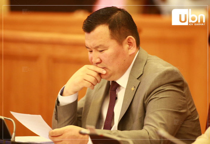 “Ерөнхийлөгчийн бүрэн эрхийн хугацаа 4 жил байна“ гэх заалт Үндсэн хууль зөрчсөн гэх Цэцийн дүгнэлттэй холбогдуулан Л.Мөнхбаатараар ахлуулсан ажлын хэсгийг байгууллаа