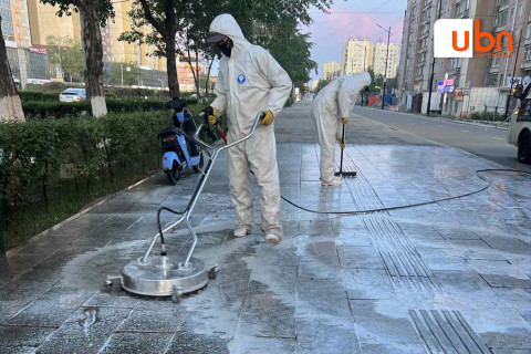 Нийтийн эзэмшлийн гудамж, зам талбайд хөөстэй угаалга, ариутгал хийж байна