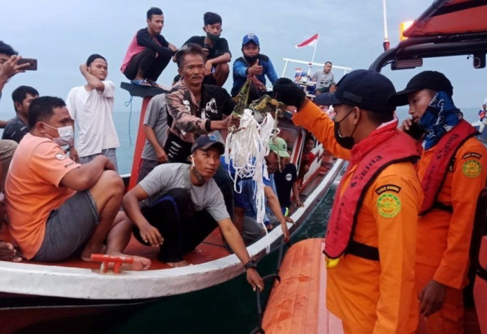Индонезийн Боинг 737 онгоц осолдсон газрыг олжээ