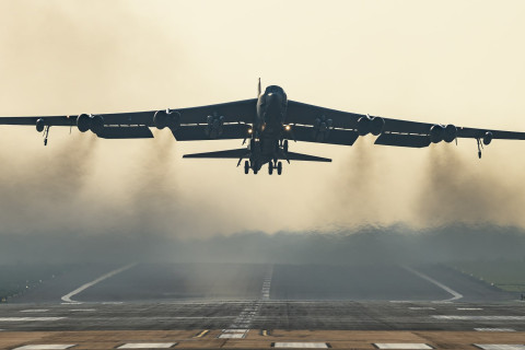 АНУ-д B-52 бөмбөгдөгч онгоц осолдож, 8 хүн амиа алджээ