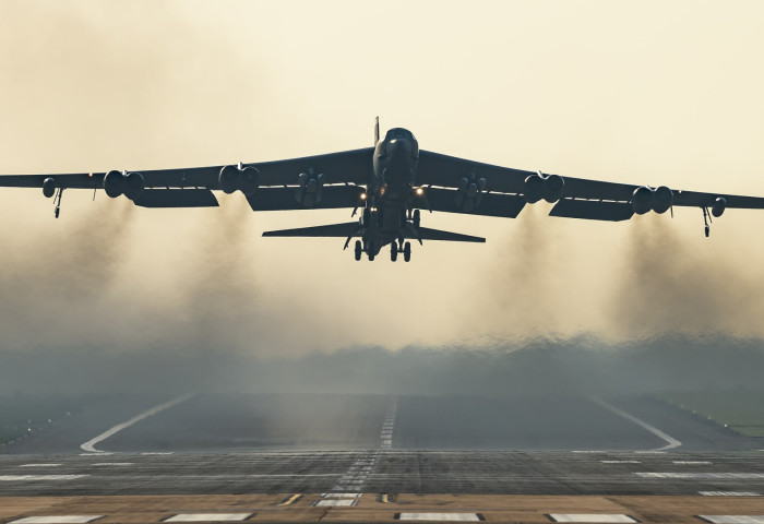 АНУ-д B-52 бөмбөгдөгч онгоц осолдож, 8 хүн амиа алджээ