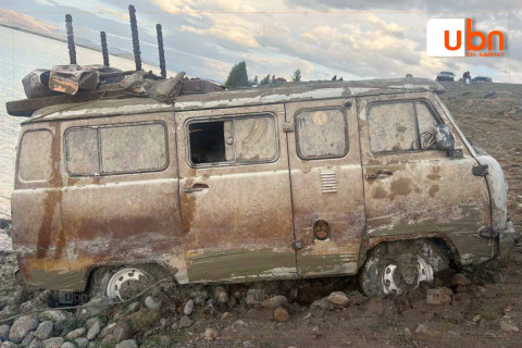 Хотон нуурт 2018 онд живсэн “УАЗ фургон” загварын автомашиныг 36 метрийн гүнээс татан гаргалаа