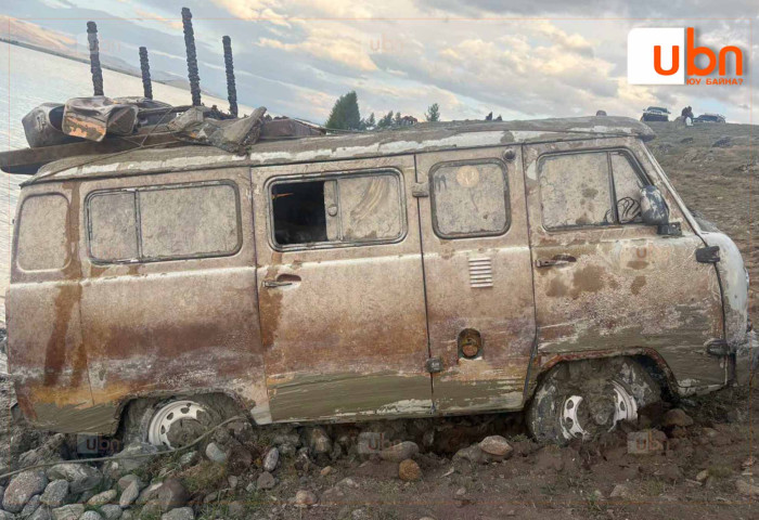 Хотон нуурт 2018 онд живсэн “УАЗ фургон” загварын автомашиныг 36 метрийн гүнээс татан гаргалаа