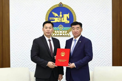 Эрүүл мэндийн ажилтны тухай анхдагч хуулийн төслийг өргөн мэдүүллээ