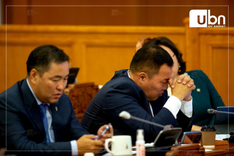 ЧУУЛГАН: АН-ын бүлэг Ашигт малтмалын тухай хуулийн төслөөр гурав хоногийн завсарлага хүссэн ч нэг цагийн завсарлага өглөө