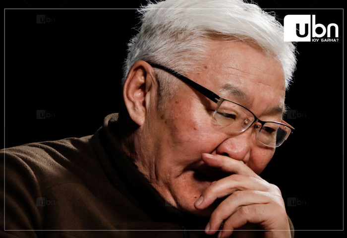 Э.Бат-Үүл: Ц.Элбэгдорж улс төрийн алдрын тавцан дээр хэвээрээ зогссоор байгаа аж. Атаархмаар