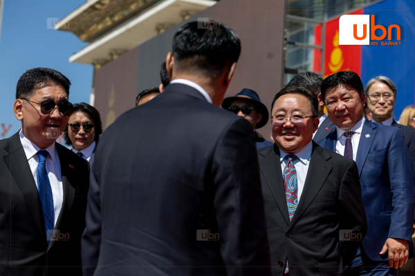 ФОТО: Ц.Элбэгдорж нарын хүмүүс Төрийн далбааны өдөрт зориулсан Цэргийн хүндэтгэлийн жагсаалыг үзэж, сонирхлоо