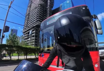 Мотоциклтэй эмэгтэйг араас нь зориудаар мөргөсөн жолоочийг ажлаас нь чөлөөлжээ