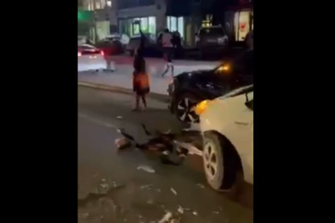 Долоон машин мөргөсөн жолооч: Уулзвараар буцаж эргэх үед дугуй замын хашлага даваад машинаа зогсоож чадаагүй