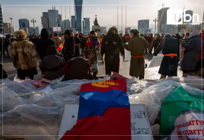 ЦЕГ: Жагсагчдын зүгээс бие дээрээ шингэн зүйл асгаж, өөрийгөө шатаах үйлдэл гаргасныг шуурхай таслан зогсоов