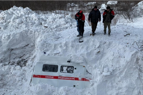 ОХУ-ын Сахалин мужид их хэмжээний цас орж, төв замууд 3 метр зузаан цасанд боогджээ