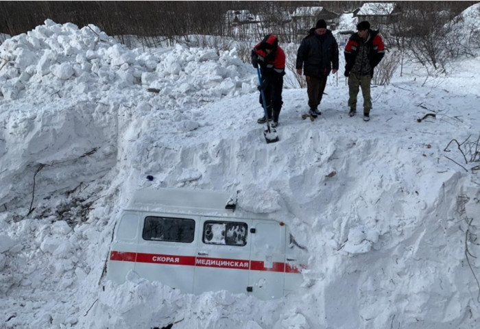 ОХУ-ын Сахалин мужид их хэмжээний цас орж, төв замууд 3 метр зузаан цасанд боогджээ