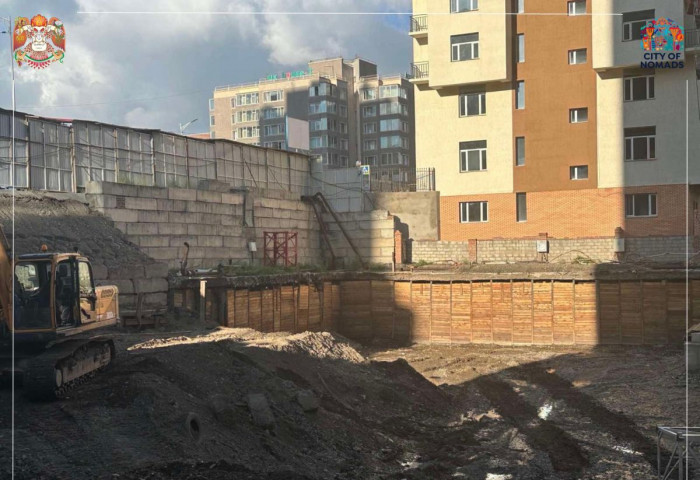 Сэлбэ голын баруун талд баригдаж буй 15 давхар апартментын барилгын ажлыг зогсоолоо