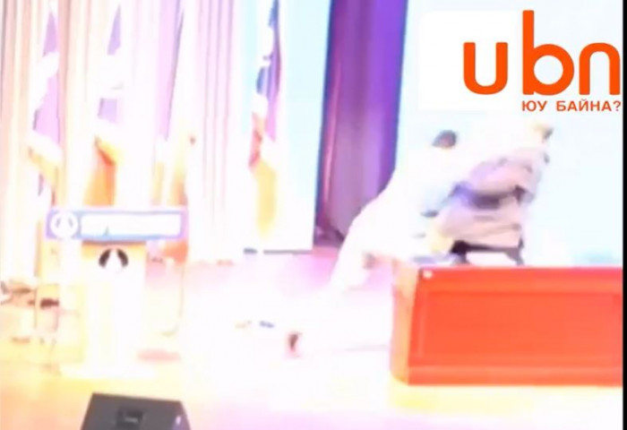 ВИДЕО: н.Алтанхуяг АН-ын Их хурлын үеэр С.Эрдэнийг түлхэн унагаж, тайзан дээр ЗОДОХООР дайрлаа