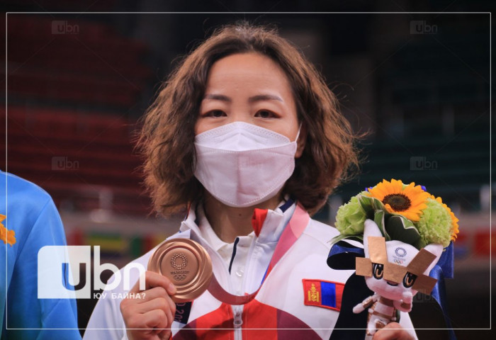 ФОТО: Олимпын хүрэл медальт М.Уранцэцэгийн медаль авч буй ТОРГОН АГШИН