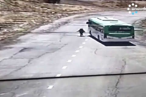 Автобус дагаж гүйсэн охин унахдаа гараа хугалжээ