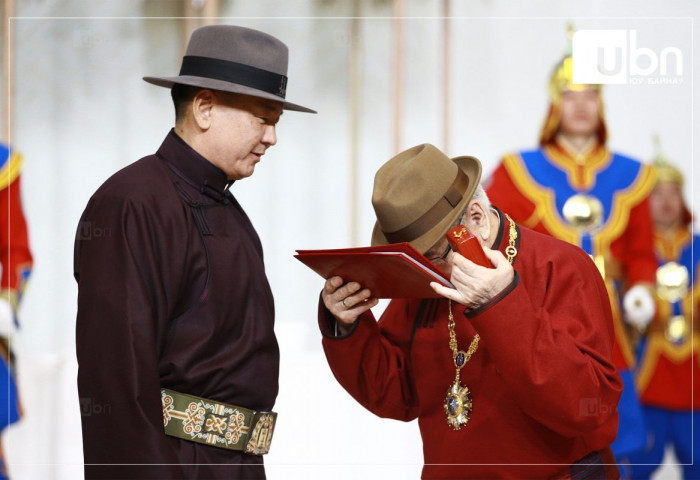 ФОТО: Монголч эрдэмтэн Жек Уэтерфорд болон доктор, профессор Д.Доржготов нарт “Чингис хаан“ одонг гардууллаа
