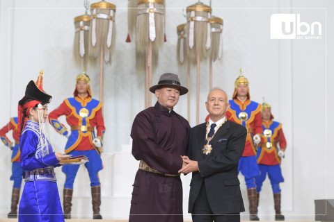 Монголч эрдэмтэн Жек Уэтерфорд болон доктор, профессор Д.Доржготов нарт “Чингис хаан“ одонг гардууллаа