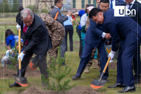 ФОТО: Ерөнхийлөгч У.Хүрэлсүх, НҮБ-ын Ерөнхий нарийн бичгийн дарга Антонио Гутерреш нар мод тарив