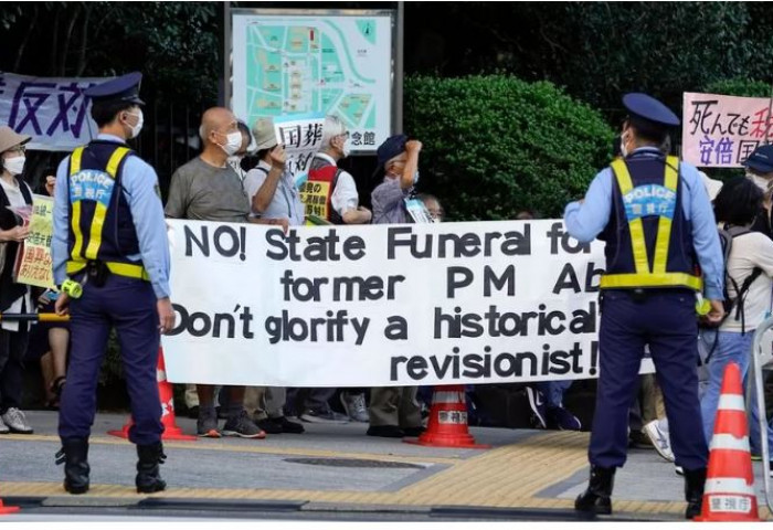 Японы Ерөнхий сайд асан Абэ Шинзотой салах ёс гүйцэтгэх төрийн ёслолыг иргэд нь эсэргүүцсээр байна
