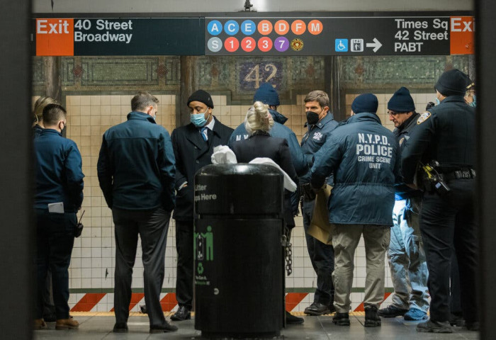 Нью-Йорк хотод нэгэн иргэн ирж байсан мeтроны урдуур Ази эмэгтэйг түлхэж амь насыг нь хохироожээ