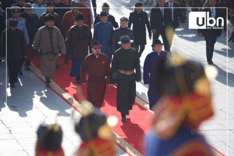 ФОТО: Их эзэн Чингис хааны хөшөөнд хүндэтгэл үзүүллээ