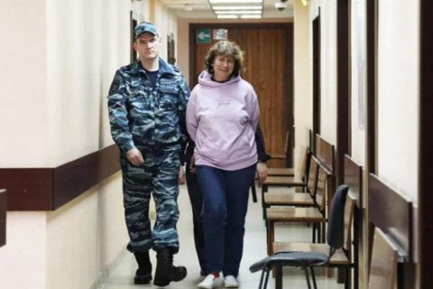 ОХУ-ны Ерөнхийлөгч Путины эцэг эхийн шарил дээр бичиг үлдээсэн эмэгтэйг баривчилжээ
