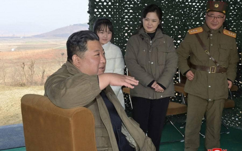 ФОТО: Хойд Солонгосын удирдагч Ким Жон Ун анх удаа охиноо олны өмнө ил гаргалаа