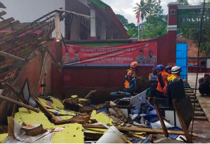 Индонезид 5.6 магнитудын хүчтэй газар хөдлөлт болж, 162 хүн амиа алджээ