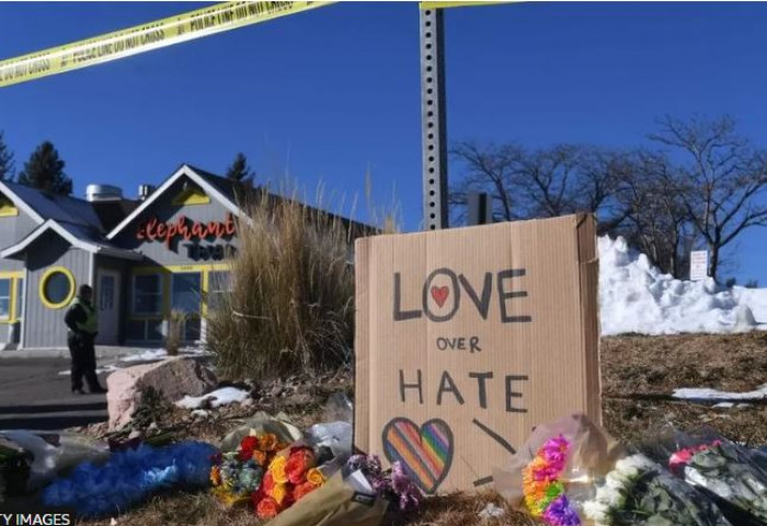 Колорадо мужийн ЛГБТК шөнийн клубт халдлага гарч, 5 хүн нас баржээ