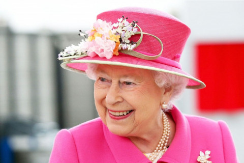 Хатан хаан гольфын тэргэнцэрээр Челсигийн цэцгийн шоунд оролцож байна