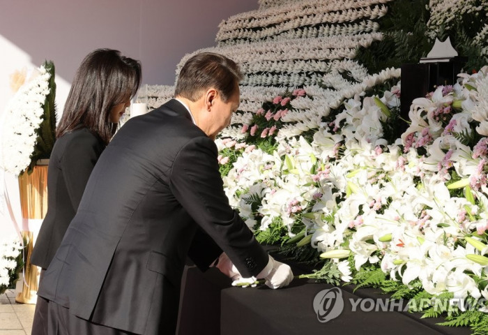 БНСУ-ын Ерөнхийлөгч, тэргүүн хатагтай нар амиа алдсан хүмүүсийн дурсгалыг хүндэтгэх тахилын ширээнд цэцэг өргөлөө