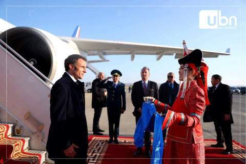 ФОТО: Францын ерөнхийлөгч Эммануэл Макрон төрийн айлчлал хийхээр Монгол Улсад газардлаа