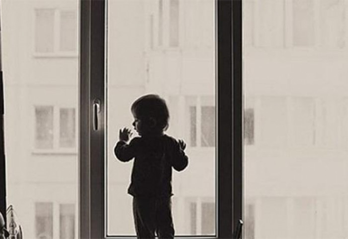Дөрвөн настай хүүхэд найман давхрын цонхоор унажээ