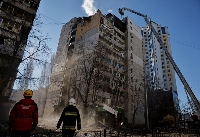 Украины Киев хотод 12 давхар орон сууцны барилга бөмбөгдөлтөд өртөж, хоёр иргэн шархаджээ