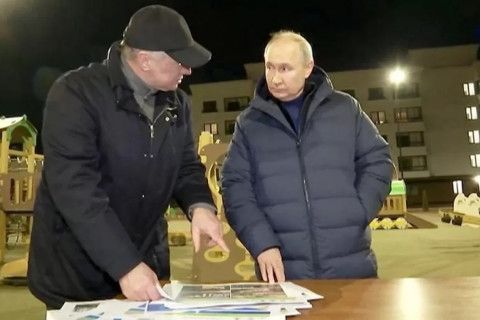 Владимир Путин Украины дайн эхэлснээс хойш анх удаа Донбасст очлоо